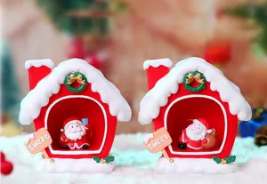 Kerst hars huis miniatuur ornament detail opname, feestelijke bureaudecoratie.