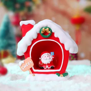 Gedetailleerde close-up van een charmant kersthars huisje met de Kerstman en sneeuw.