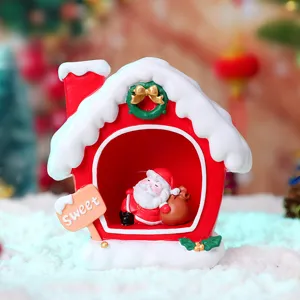 Detailopname van de kerst hars decoratie, leuke feestelijke tafeldecoratie in de sneeuw.