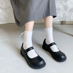 Weiße rüschen spitzensocken mit schwarzen schuhen, perfekt für süßen lolita und jk style alltag.