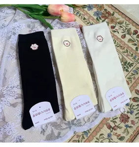 Leuke kattenpoot borduurwerk halverwege kuit sokken voor dames, effen katoenen JK sokken.