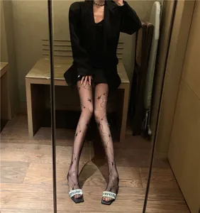 Schwarze Damen Netzstrumpfhose mit Sternenmuster, sexy Feinstrumpfhose für den Alltag.