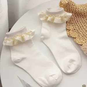 Detailaufnahme weißer Lolita Socken mit feinen Satin Rüschen und weicher Textilstruktur.