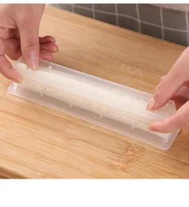 Vista dettagliata dello stampo per rotoli di sushi DIY in plastica transparente, ideale per casa.