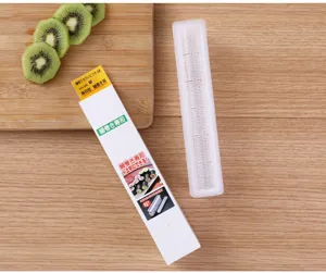 Vista dettagliata dello stampo per sushi in plastica con scatola per rotoli.