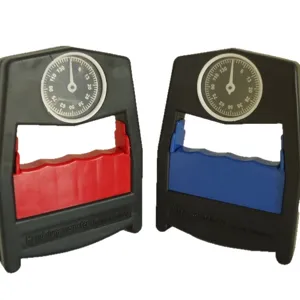 Dinamómetro de mano mecánico portátil con escala clara, empuñaduras rojas y azules.