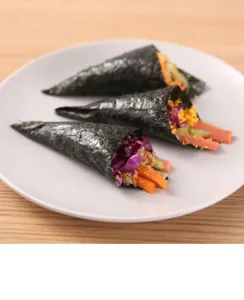 Vista detallada de rollos de arroz caseros preparados con el práctico molde para sushi.