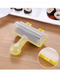 Vista detallada del rodillo de sushi de plástico manual para preparar fácilmente bolas de arroz.