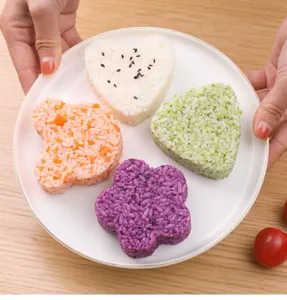 Vista detallada de bonitos moldes DIY para bolas de arroz con formas divertidas y creativas.