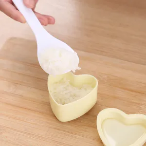 Set stampo per polpette di riso a forma di cuore con cucchiaio per sushi fai da te.