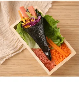 Vista detallada del molde de madera para sushi artesanal con ingredientes frescos para la cocina.