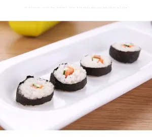 Vista detallada de rollos de sushi caseros hechos con molde de PP para la exhibición.