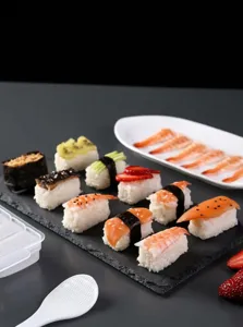 Detailansicht des 10-Fächer Sushi-Form-Sets mit Reislöffel und zubereitetem Sushi.