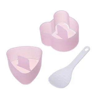 Japanisches DIY-Reisball-Formen-Set mit Bären- und Dreiecks-Form sowie Reislöffel.