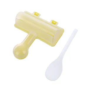 Set de molde para rollos de arroz sushi con paleta blanca para hacer rollos grandes.