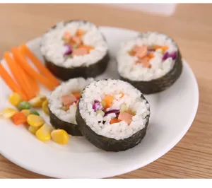 Vista detallada de sushi de rollo grueso hecho con molde DIY, con arroz y verduras frescas.