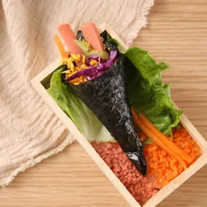 Kit de molde de sushi de madera DIY y máquina de arroz enrollado para uso en la cocina.