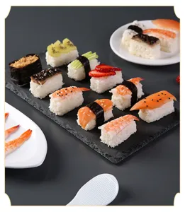 Detaillierte Nahaufnahme von selbstgemachten Sushi-Reisbällchen mit japanischen Küchenformen.