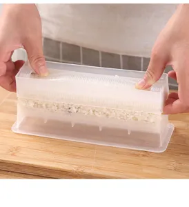 Vista detallada de un molde de sushi de plástico transparente para dar forma al arroz.