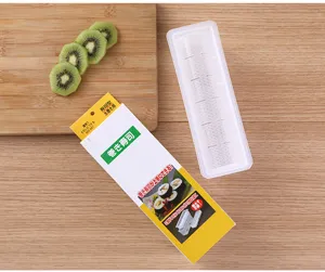 Primer plano de la herramienta de molde de sushi de rollo grueso con embalaje y kiwi.