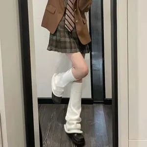 Vue détaillée de jambières en tricot style japonais, parfaites pour un look JK.