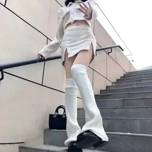 Details de jambieres en tricot blanc, chaussettes evasees style JK japonais pour femmes.