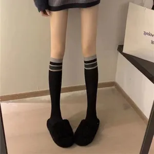 Chaussettes mi-hautes rayées style étudiant mode quotidienne vue de détail tendance