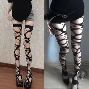 Nahaufnahme Detail von Punk Gothic unregelmäßig zerrissenen Netzstrümpfen, edgy Y2K Socken.
