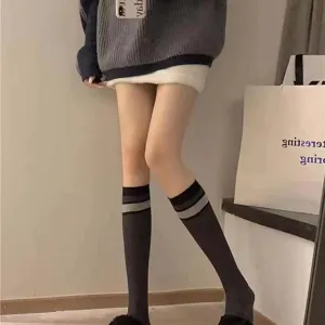 Chaussettes mi-mollet rayées pour femmes, chaussettes JK grises classiques, vue de détail style.