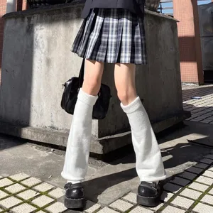 Vue détaillée des jambières en tricot blanc montrant le design évasé des chaussettes style JK.
