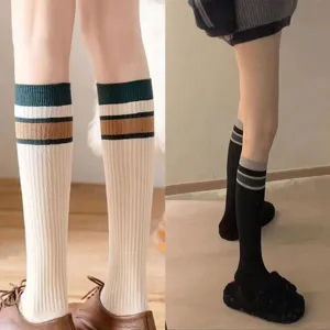 Détail de chaussettes mi-mollet rayées style collège classique, chaussettes JK douces tricotées.