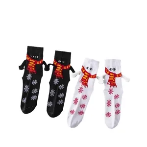 Chaussettes de Noël magnétiques se tenant la main, chaussettes fantaisie amusantes d'hiver.