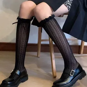 Calze alte nere in pizzo JK con fiocchi graziosi e volant, perfette per outfit estivi.