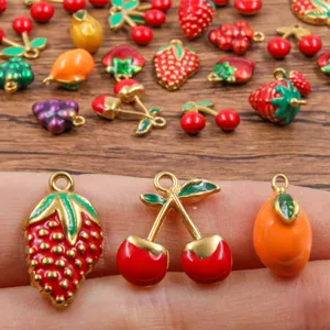 Detaillierte Makro-Nahaufnahme von 3D Emaile Frucht Charms Edelstahl Anhänger Dekorationen.