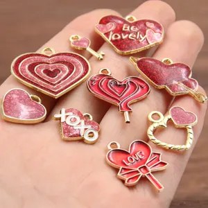 Ciondoli DIY in lega smaltata cuore di San Valentino vista dettagliata in rosso e rosa.