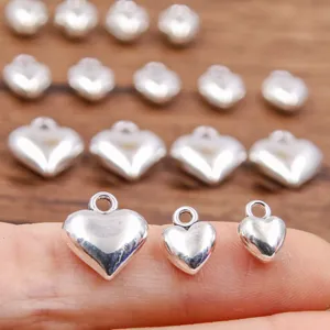 Zilveren hartje hanger detail toont maatvergelijking voor diy sieraden maken en kettingen.