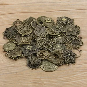 Nahaufnahme von sortierten antiken Bronze-Legierung Schmuckverbindern und Anhängern.