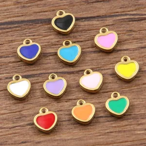 Ciondoli a cuore in smalto dorato in acciaio inossidabile, colorati charm per gioielli.