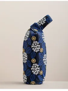Dettaglio in primo piano della custodia in tessuto blu scuro con ricami floreali eleganti.