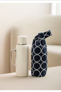 Custodia per bottiglia d'acqua in tessuto ricamato borsa protettiva portatile per viaggio.