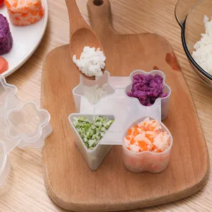 Set de moldes de plástico 4 en 1 para bolas de arroz con formas de corazón estrella.