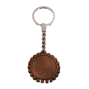 Porte-clés brut en bois avec plateau rond festonné, anneau métallique et chaîne pour bricolage.