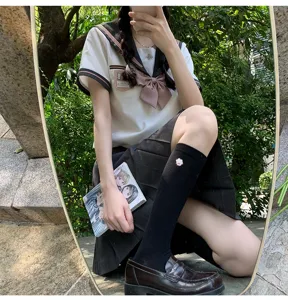Japans JK uniform set met geborduurde kousen, gedetailleerd overzicht van de studentenoutfit.
