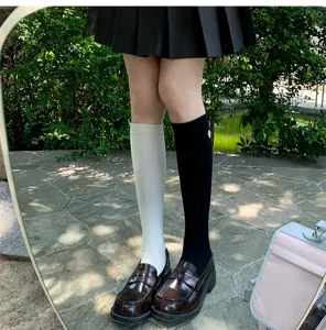 Japanse JK-stijl asymmetrische kniekousen met schattige kersenbloesem borduursel, katoen.