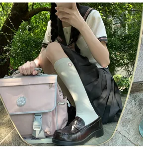 Japanse JK kersenbloesem geborduurde kuitkousen, detailweergave studentenuniform.
