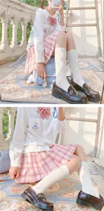 Gedetailleerd overzicht van Japanse JK-stijl wit shirt roze ruitrok en geborduurde sokken.