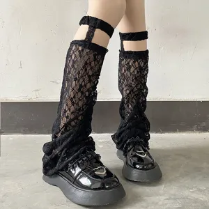 scaldamuscoli in pizzo nero con bretelle giارrettiera, calze Lolita Y2K dettaglio vista.