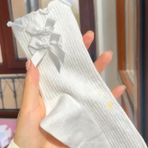 Weisse gerüschte Lolita Schleifen Wadensocken, süße gerippte Baumwollstrümpfe.