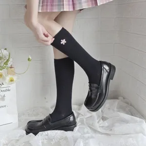 Schattige Japanse JK zwarte halverwege kuit sokken met kersenbloesem borduursel voor dames.