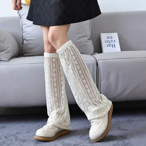 Detailaufnahme weiße Spitzen-Beinlinge, atmungsaktives Mesh-Material, süßes JK-Stil Mode-Accessoire.